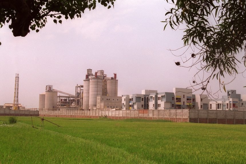 A cement plant, one of the sectors inside the carbon market